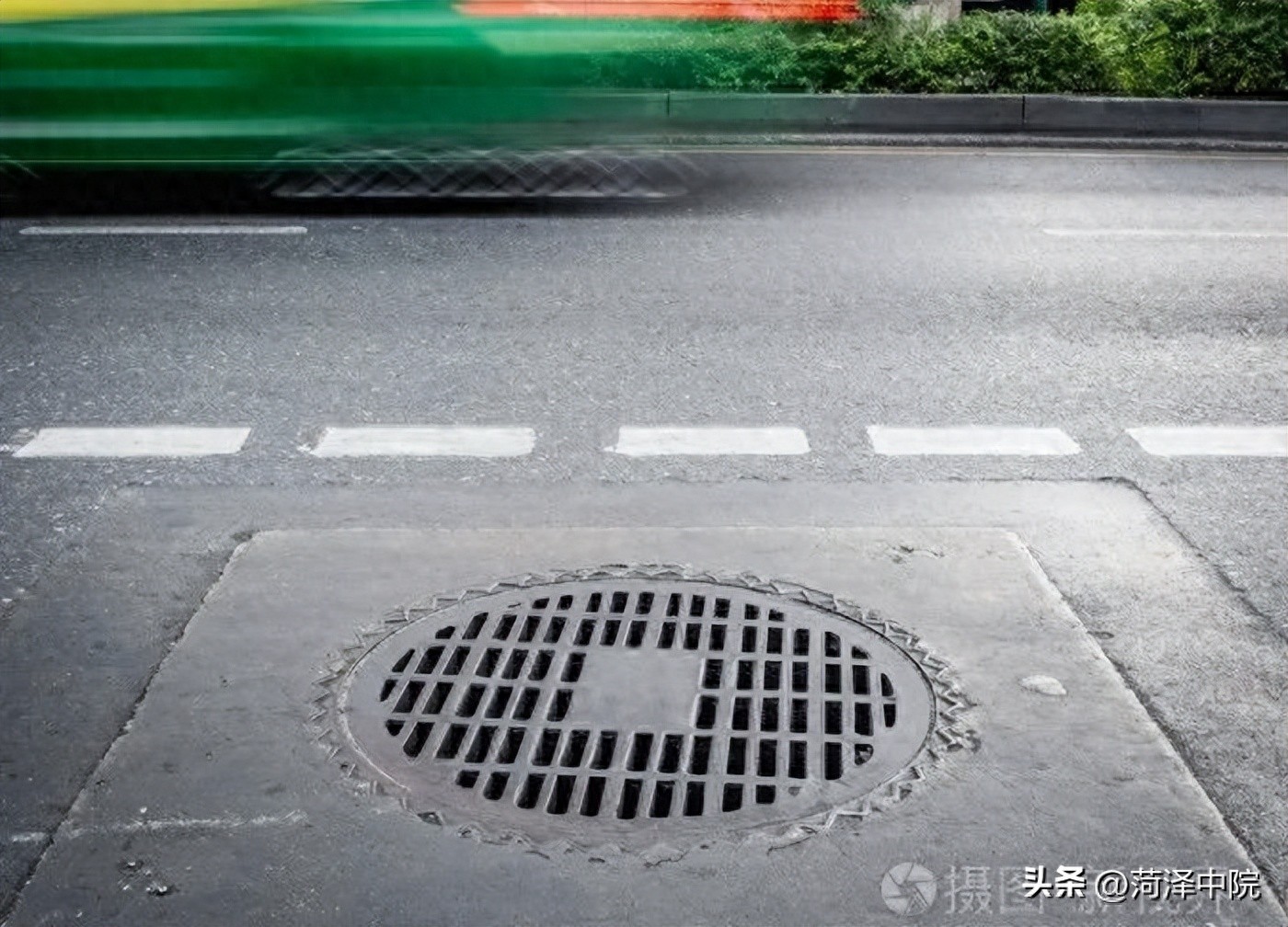 走非人行道踩到未盖好井盖受伤，能否获赔？
