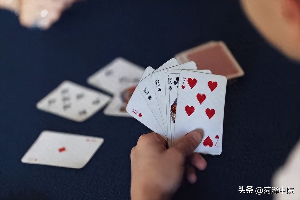 下班后在单位打牌，返家途中遭遇车祸，属工伤吗？