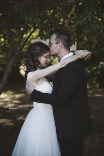 夫妻没离婚老婆出轨法律怎么判？出轨妻离婚诉状如何处理？