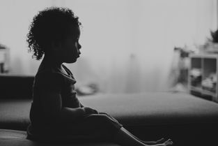 离婚时，一方出轨对小孩子抚养权的判定有何影响？