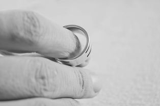在婚姻中遭遇背叛，当老婆出轨后，孩子的抚养权将如何决定？