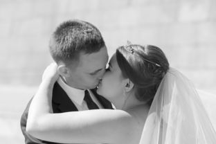 男人不给老婆生活费是否违法？