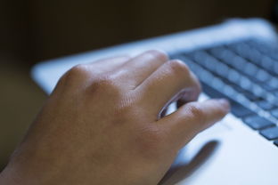 网贷逾期收到银信短信是真的吗？别慌，先搞清楚这几点！